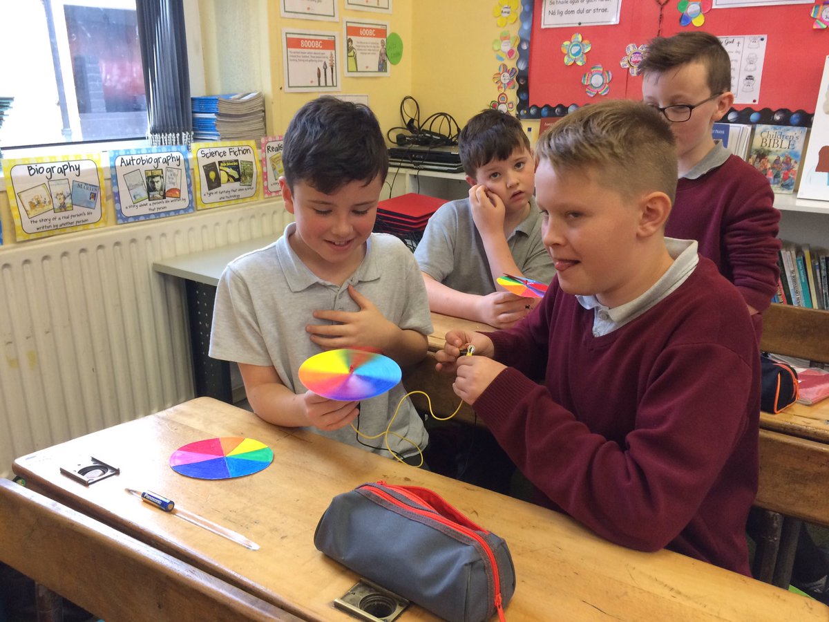MrsBoyces_Class's tweet photo. More Experiments for #ScienceWeek2017 #MakingCircuits #Electricity #LightingBulbs #Spinners https://t.co/r9MSXfoemK