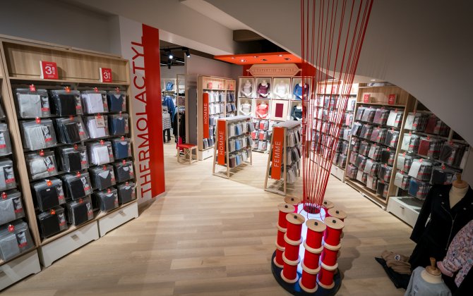 CreativeCables's tweet photo. In the new @Damart_fr #flagshipstore in Lille, stands out "Le Grande Geste" - an installation made with 1000 meters of our RM09 Red cable, which, from the spools on the ground floor, runs to the roof of the building! 🇫🇷 🔴

#CreativeCables #BeCreative | #Damart https://t.co/eEa81mf8eV