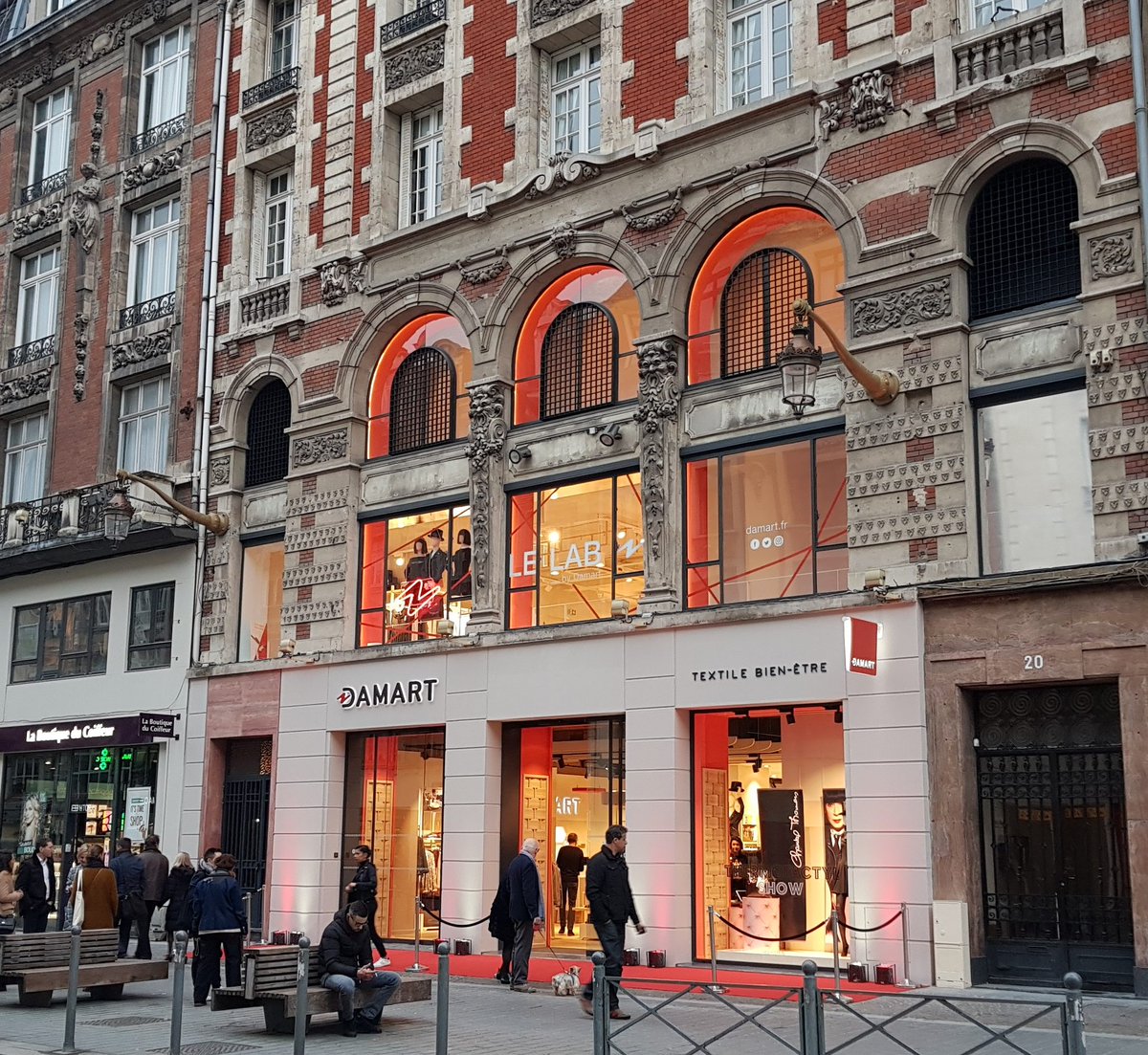 In the new <a href="/Damart_fr/">Damart</a> #flagshipstore in Lille, stands out "Le Grande Geste" - an installation made with 1000 meters of our RM09 Red cable, which, from the spools on the ground floor, runs to the roof of the building! 🇫🇷 🔴

#CreativeCables #BeCreative | #Damart