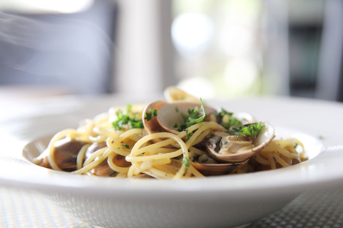 welovepasta_it's tweet photo. Stasera ci è venuta voglia di cucina campana. Spaghetti alle vongole o pasta alla genovese? #welovepasta https://t.co/BuKNWg6w7m