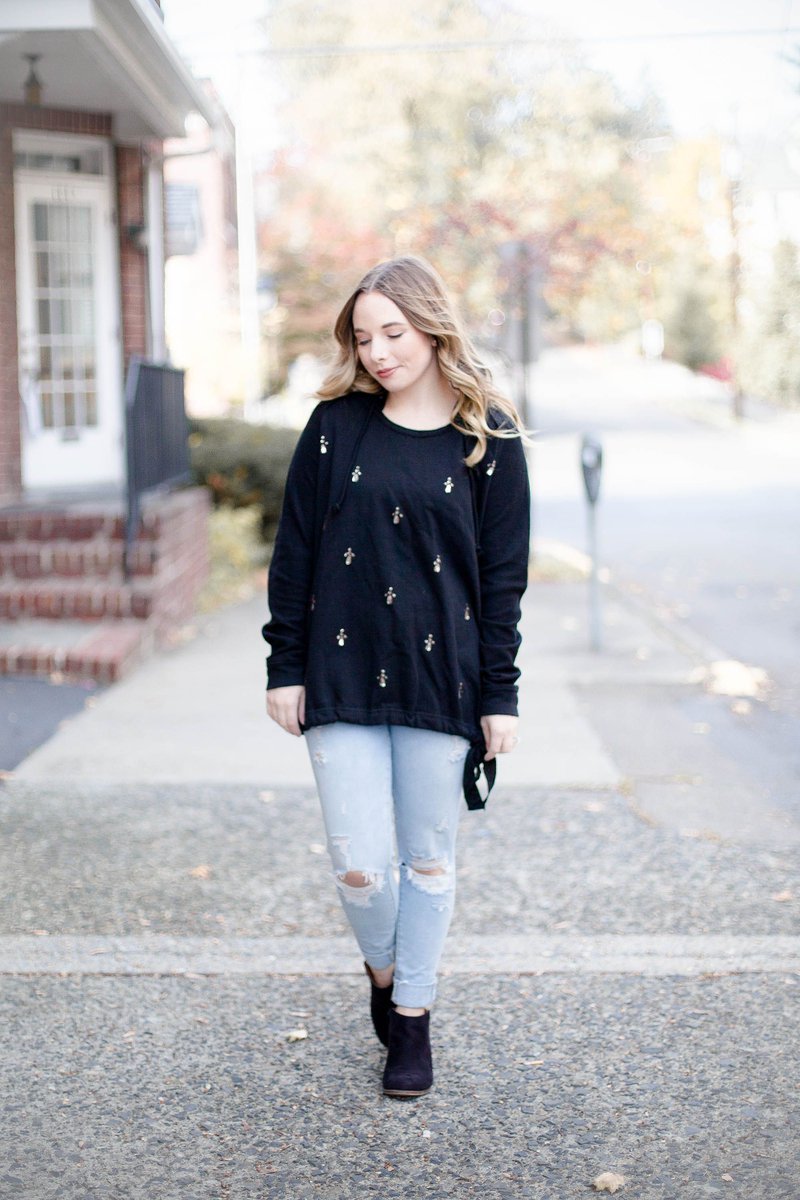 SummerTelban's tweet photo. Sharing about this gorgeous sweatshirt from @EvysTree on the blog today! It's cozy and has just the right amount of flare! 
https://t.co/YVlLY8RvN9 https://t.co/r4GO7GUAsv