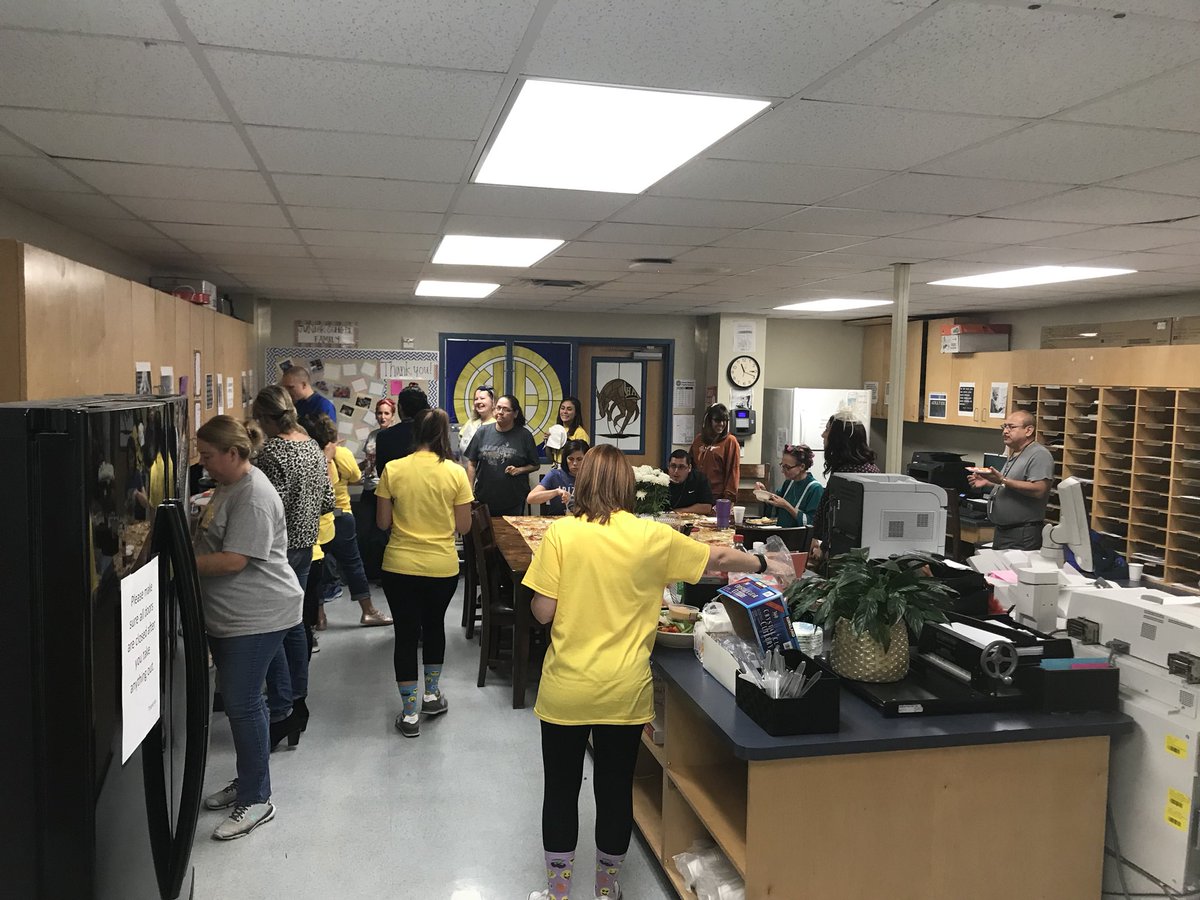 jogabby's tweet photo. Thanksgiving Potluck #bestteachers #community @AlamoHeightsJS https://t.co/ctbLPpGemL