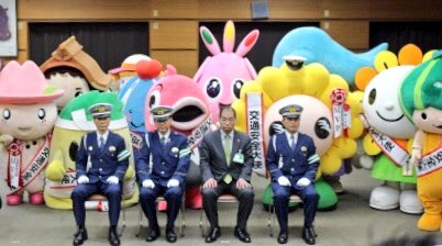 mondomascots's tweet photo. The typical police officer-to-mascot ratio in Japan. https://t.co/lO7NdxJ7RU