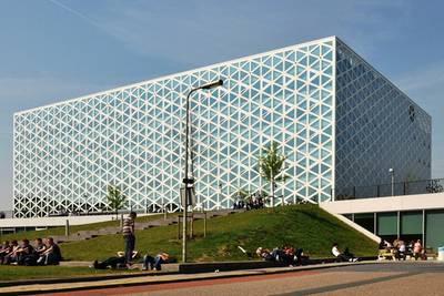 Herstelwerk X-gebouw begint dit jaar niet meer: De herstelwerkzaamheden in het gesloten X-gebouw van hogeschool Windesheim in Zwolle gaan waarschijnlijk dit jaar niet meer van start. De hogeschool wacht op een landelijk advies over hoe gebouwen met… dlvr.it/Q1TLYG