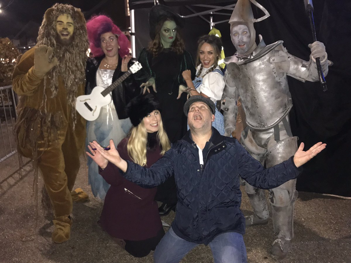 kmfmofficial's tweet photo. .@djgarrywilson and @LauraCrockettUK are feeling festive with the @TheatreRoyal panto stars @WestwoodCross #Christmaslightsswitchon #WizardOfOz #Pantomime #feelingfestive https://t.co/jvZjsudhOP
