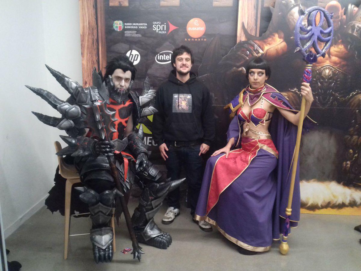 DavidDarklight's tweet photo. #Gamegune Tarde de hearthstone en Tabakalera, Espumito se lo ha batido la verdad https://t.co/bRy4LjdSW2