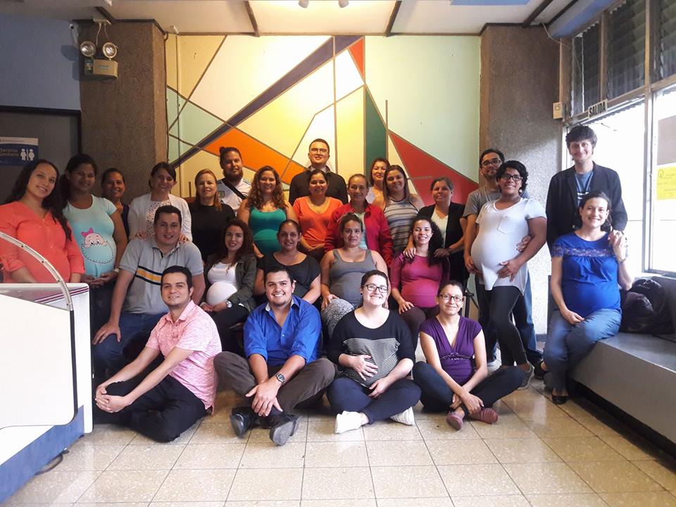 SaludUcr's tweet photo. Graduación del #CursodeParto 2do semestre 2017 Contribuimos al #aprendizaje, al #desarrollodedestrezas y competencias básicas para el #autocuidado de la madre, la familia y su bebé https://t.co/i3j42MfH8F