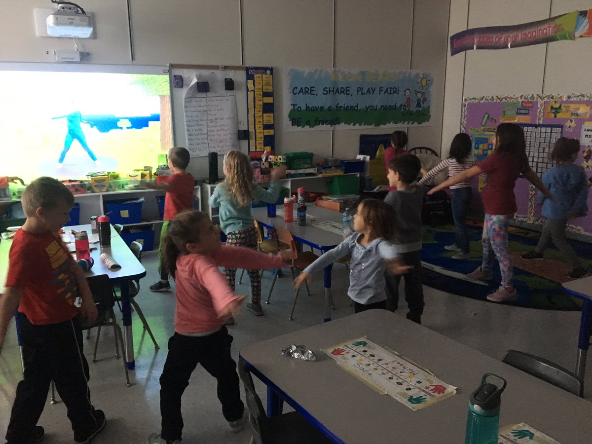 MrsSaundersCG's tweet photo. Some MineCraft inspired stretching on this chilly Friday morning #bhbears #learningandmoving @BeaconhillFMPSD @FMPSD @Nancyba1 @ATALocal48 https://t.co/dAUQptLtQd