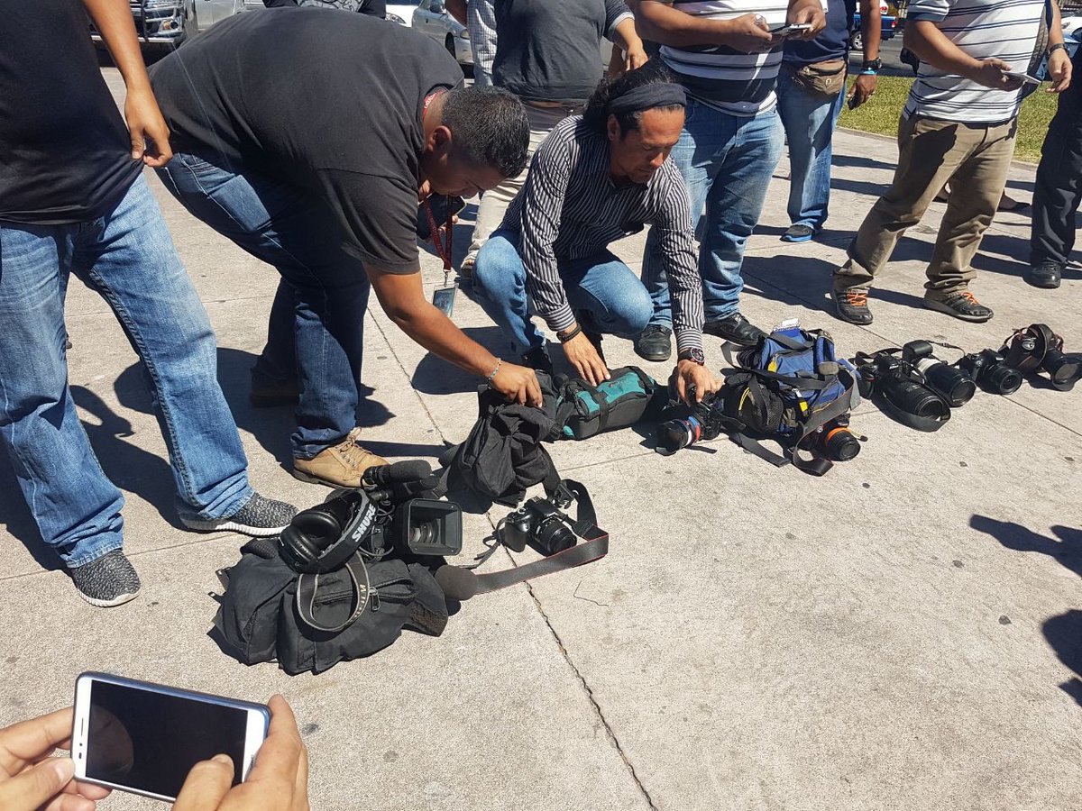 bormanhawk's tweet photo. Periodistas se reúnen en la plaza Salvador del Mundo para pedir #YaBasta a tantas muertes sin razón en nuestro país. En memoria a Samuel Rivas @prensagrafica @miCheroSV https://t.co/U8vjEJyiwj
