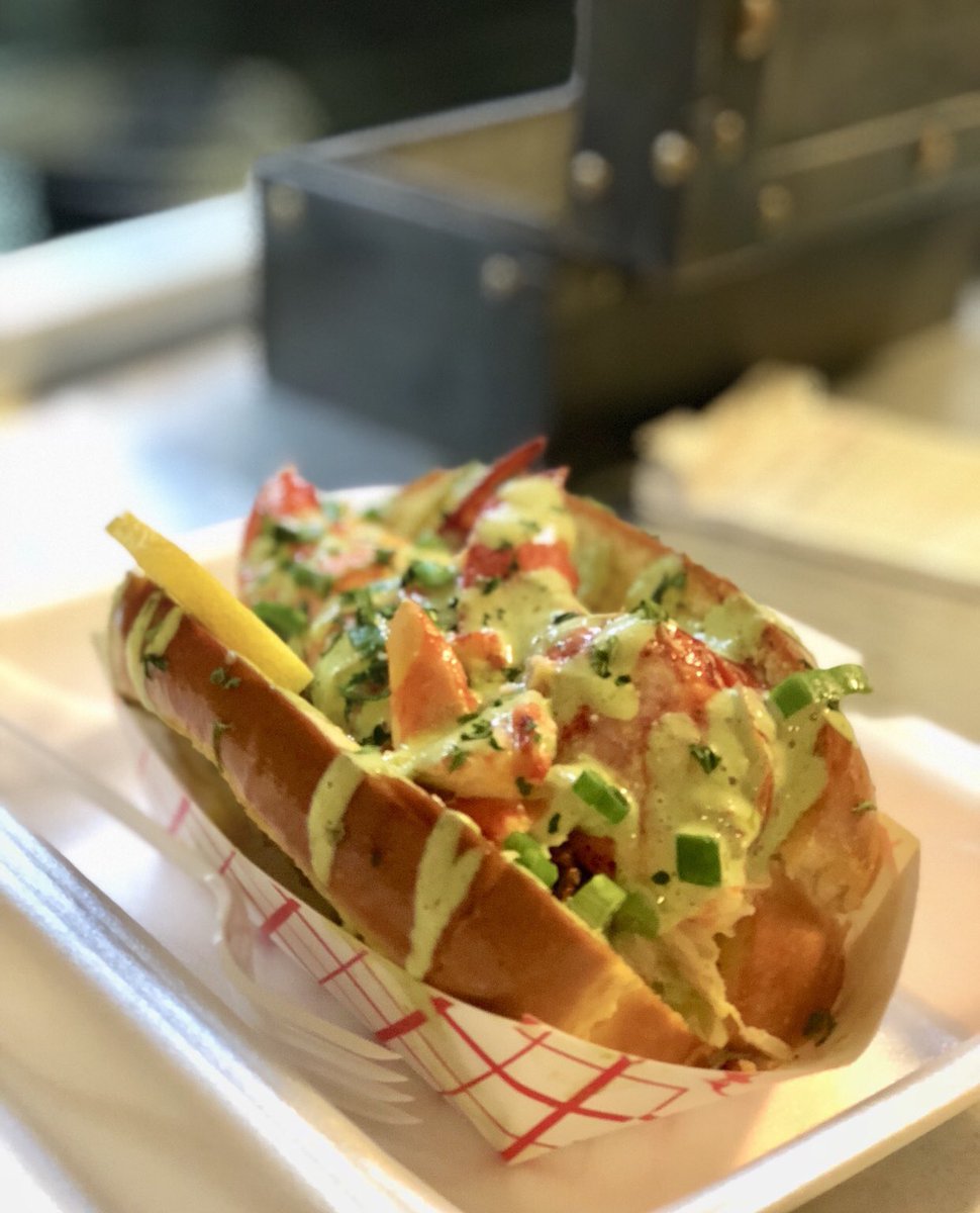 CaptainLobstar's tweet photo. Lobster night in Pompano pier !!! The best lobster roll in town. #captainlobsterfl #captainroll #caravelgarlic #captainbacon #Blackpearlroll #lobstersalad #magictouchofcaptain  #lobsterlover #lobsterrolls #PompanoBeach #Pompanopier #FoodTrucks https://t.co/YHIlRrdb1B