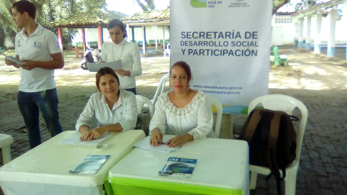 DORISPIZARROM1's tweet photo. #17Nov2017 #EquipoDeTrabajo #SecrDesaSocialYParticipacion @GobValle Atiende #FeriaSinLimites #TuluaValle Dra Doris Pizarro #Secretaria https://t.co/TTeioeYKgd