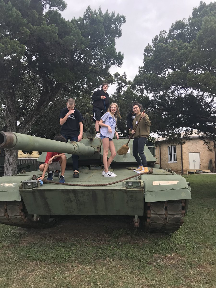 diaz_carle's tweet photo. Getting the tanks clean! #DayOfService2017 #HBRising https://t.co/qFtreha63q