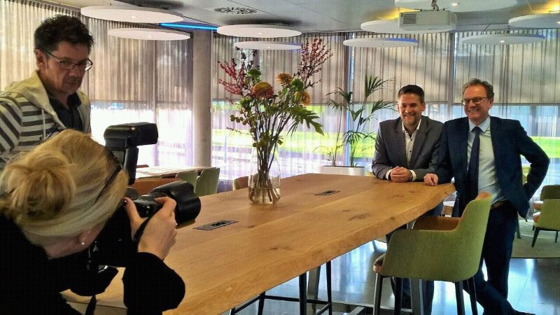 BCTdeutschland's tweet photo. "Behind-the-scenes": Unsere beiden Geschäftsführer Jos Bischoff und Dimitri Palmen beim Fotoshooting für das neue BCT-Magazin. #BCTransfer @BCTsoftware https://t.co/RJO2qLavql
