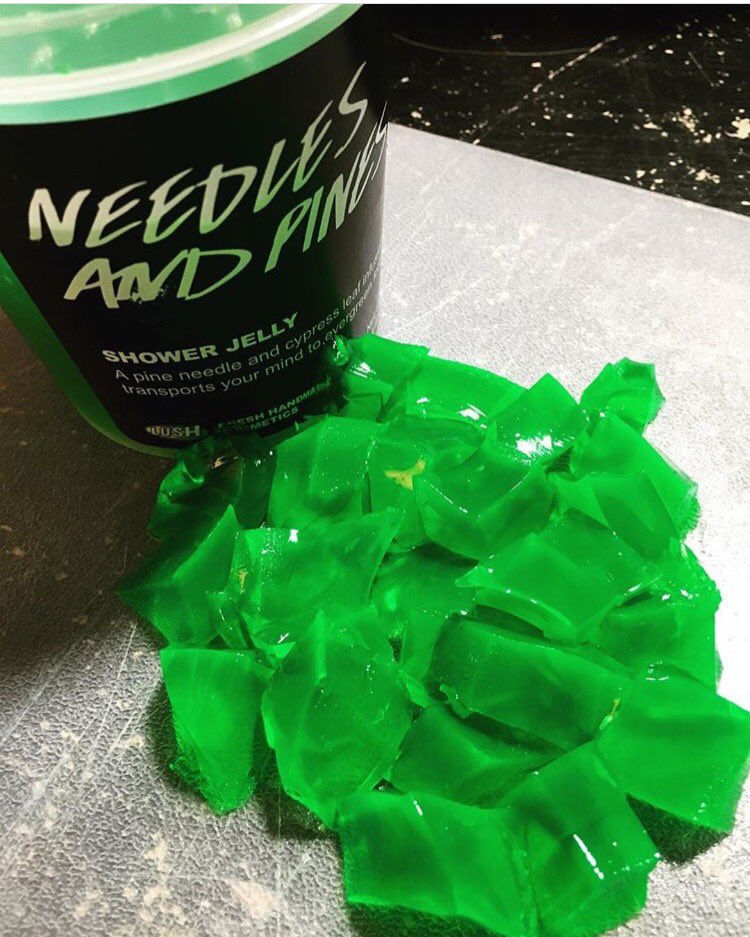 AK_Lushing's tweet photo. Needles and Pines Shower Jelly Review:
This jelly has become one of my favorites. It's so fresh and crisp smelling and it holds up better than other jellies. I'm sad that Lush has discontinued this beauty. 
Rating 10/10
#lushcosmetics #lushreview #productreview #needlesandspines https://t.co/PSExNjDfcX
