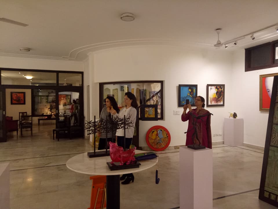 LSRELSA's tweet photo. #ELSA bonding with #Art @GalleryVisionArt founder &amp;Curator #PreetiMaroo orgzd art interface with paintings &amp; sculptures of masters, seniors n upcoming artistes- must for art lovers! https://t.co/YY39vJWdMh