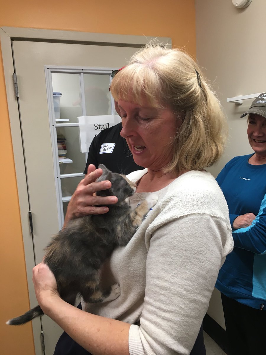 CVIOG_UGA's tweet photo. What a cuddly way to spend #UGAserves #DayOfService! Our @CVIOG_UGA team doesn’t mind changing litter boxes and cleaning cages when this is the reward at the @athenshumane Society. https://t.co/2dA33g7FfL