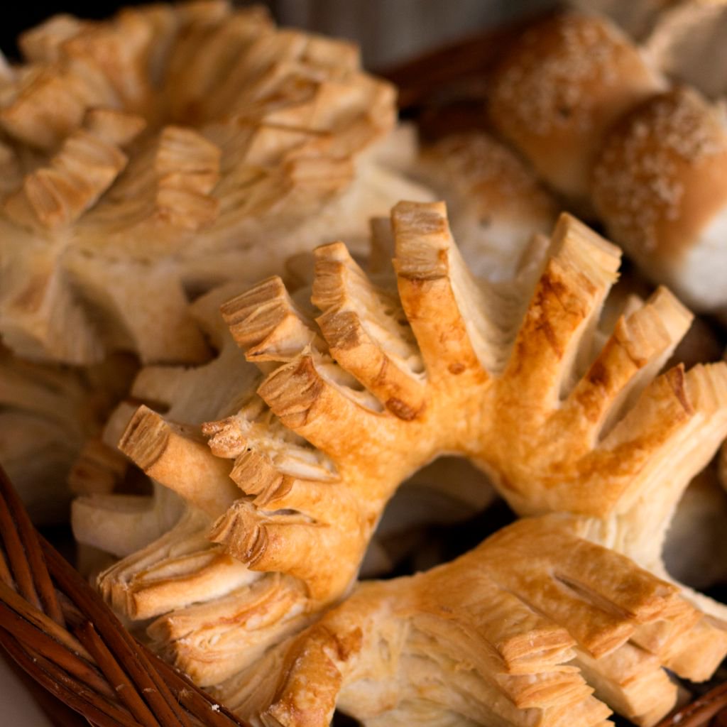 quibeluma's tweet photo. ¡¡Ya casi es fin de semana!! ¿Ya sabes que vas a hacer? ¡Nosotros tenemos un montón de ideas riquísimas! Como esta increíble Cremona.
#cremona #breakfast #sunbread #baking #bakerylife https://t.co/I8mDzhcwGN