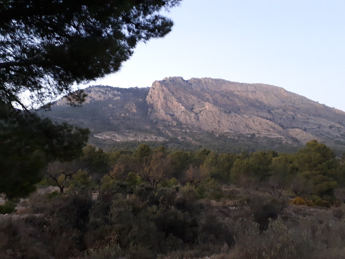 Via Verda d'Agost (L' Alacantí), antic projecte de ferrocarril Agost/Alcoi, transcorre per la Serra del Maigmó. Fa una horeta.