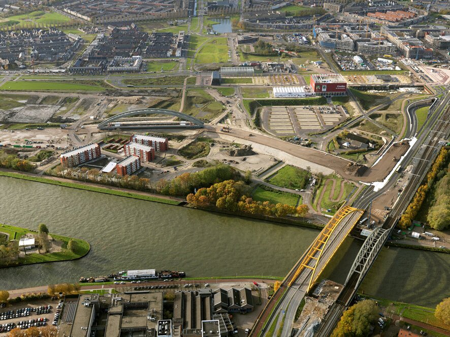 ProRail's tweet photo. Vanuit de lucht heb je ook een mooi uitzicht op de brug(gen). Deze foto is van vanochtend. Morgen volgt dé draai. Tot morgen! https://t.co/3Ey89APAHV