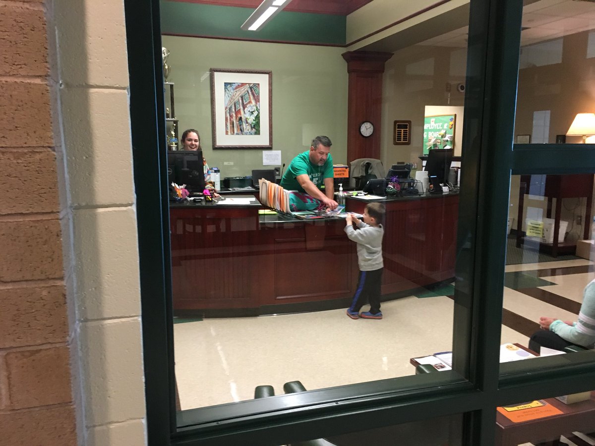 Thomas_Preisig's tweet photo. Showing some love to a future Green Wave @terrywood @Easley_High #littlewave https://t.co/ZMMc3lewtN