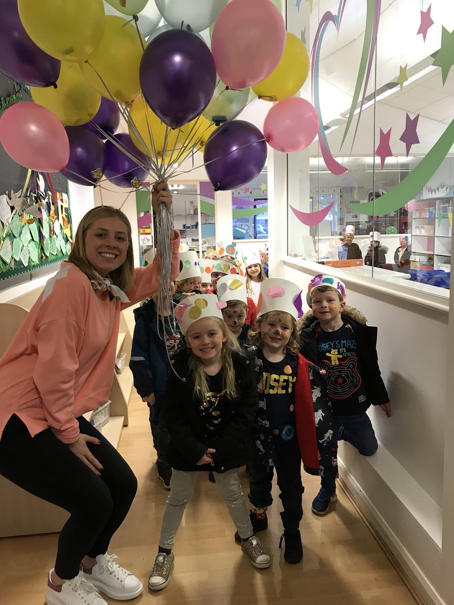 ReceptionTSP's tweet photo. Finishing off an amazing day and an unforgettable week by letting go of negativity and sending kind messages up in balloons! #Bekind #kindnessweek #hope #nurture #enjoy 🎈🎈 https://t.co/KE0I2gtJIM