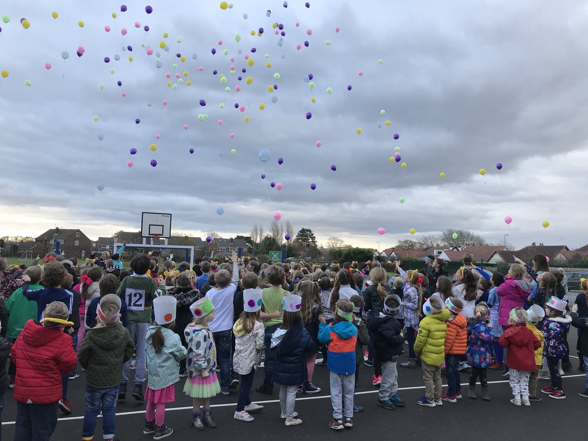 ReceptionTSP's tweet photo. Finishing off an amazing day and an unforgettable week by letting go of negativity and sending kind messages up in balloons! #Bekind #kindnessweek #hope #nurture #enjoy 🎈🎈 https://t.co/KE0I2gtJIM
