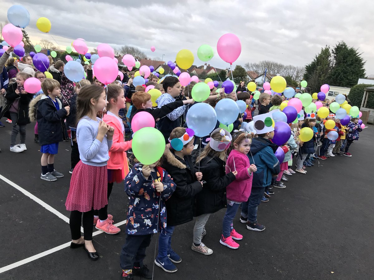 ReceptionTSP's tweet photo. Finishing off an amazing day and an unforgettable week by letting go of negativity and sending kind messages up in balloons! #Bekind #kindnessweek #hope #nurture #enjoy 🎈🎈 https://t.co/KE0I2gtJIM