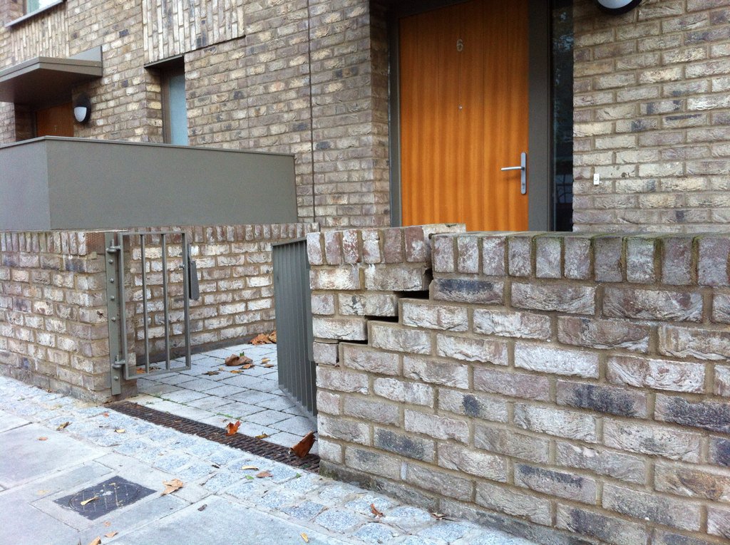 35percent_EAN's tweet photo. New homes on latest completed phase of #aylesburyestate are already falling apart. https://t.co/nBArW7pMZr