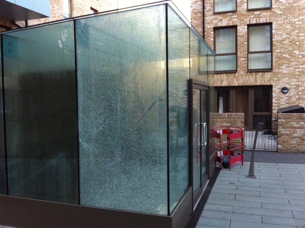 35percent_EAN's tweet photo. New homes on latest completed phase of #aylesburyestate are already falling apart. https://t.co/nBArW7pMZr
