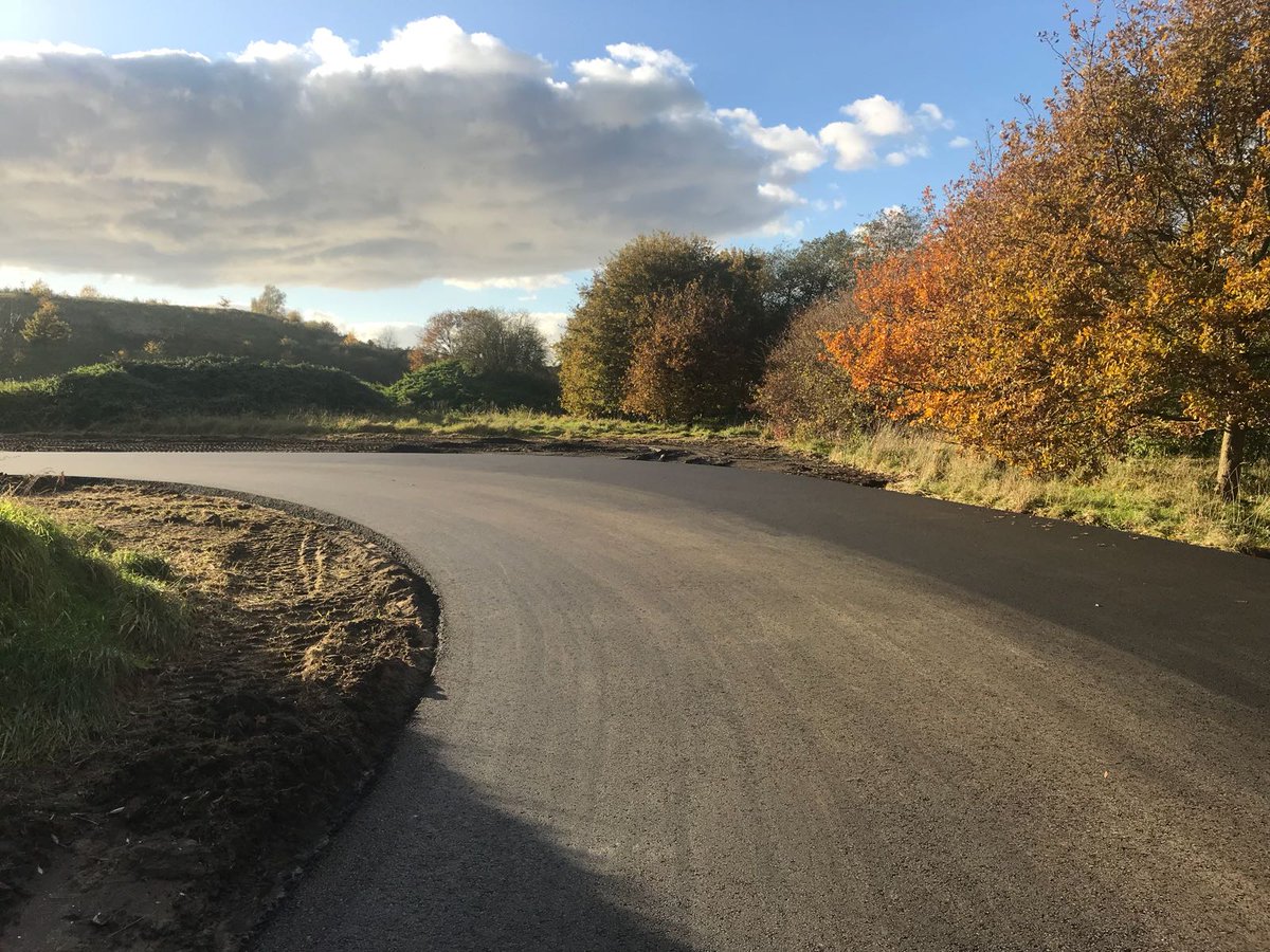 KWSRoosendaal's tweet photo. Een prachtig herfsttafereel vandaag na het asfalteren en inrichten van het terrein van @gubbelsbv op de Kragge in Bergen op Zoom😊 https://t.co/Rn0cL3wqGM