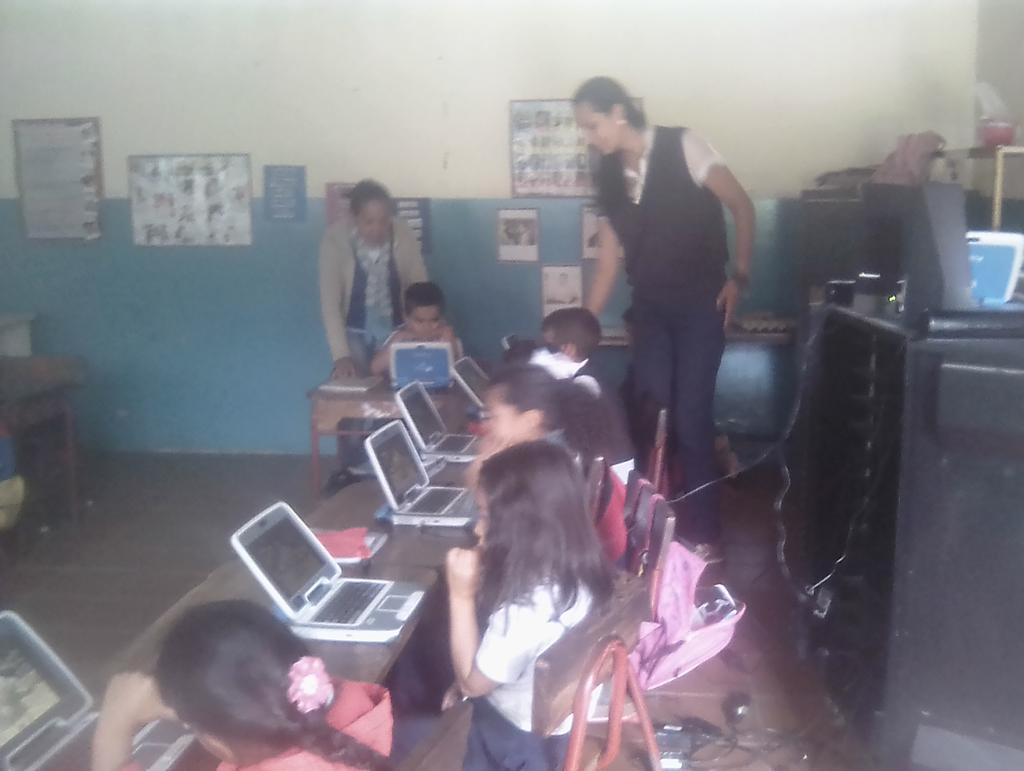 Karinavalerab's tweet photo. #ApoyoCanaima1Grado Activación del computador Canaima 1 grado apoyo que debemos dar como formadores tecnológicos https://t.co/1rsX4Ah5qO