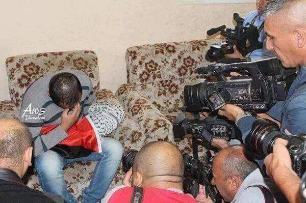 Dünya tuhaf bir yer; 
Biri acı çeker, diğeri o acının fotoğrafını çeker ve
Milyarlarca insan o acının fotoğrafını sadece izler...