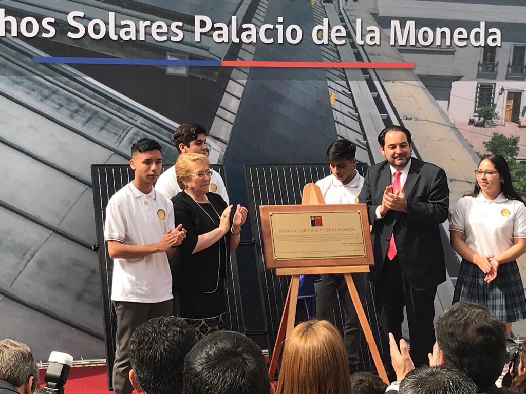 AndresReboll's tweet photo. Hoy Inauguramos La Moneda Paneles Fotovoltaicos(30Kw).Un símbolo de la #RevoluciónEnergética de 🇨🇱 durante Gob. Pdta @mbachelet 
La energía ☀️ se ha multiplicado por 200 en la matriz⚡️, 72 nuevas plantas, 13 en construcción, 24 en el SEIA, al 2050 hasta 50% ⚡️ sería☀️ https://t.co/LovImHxb7P