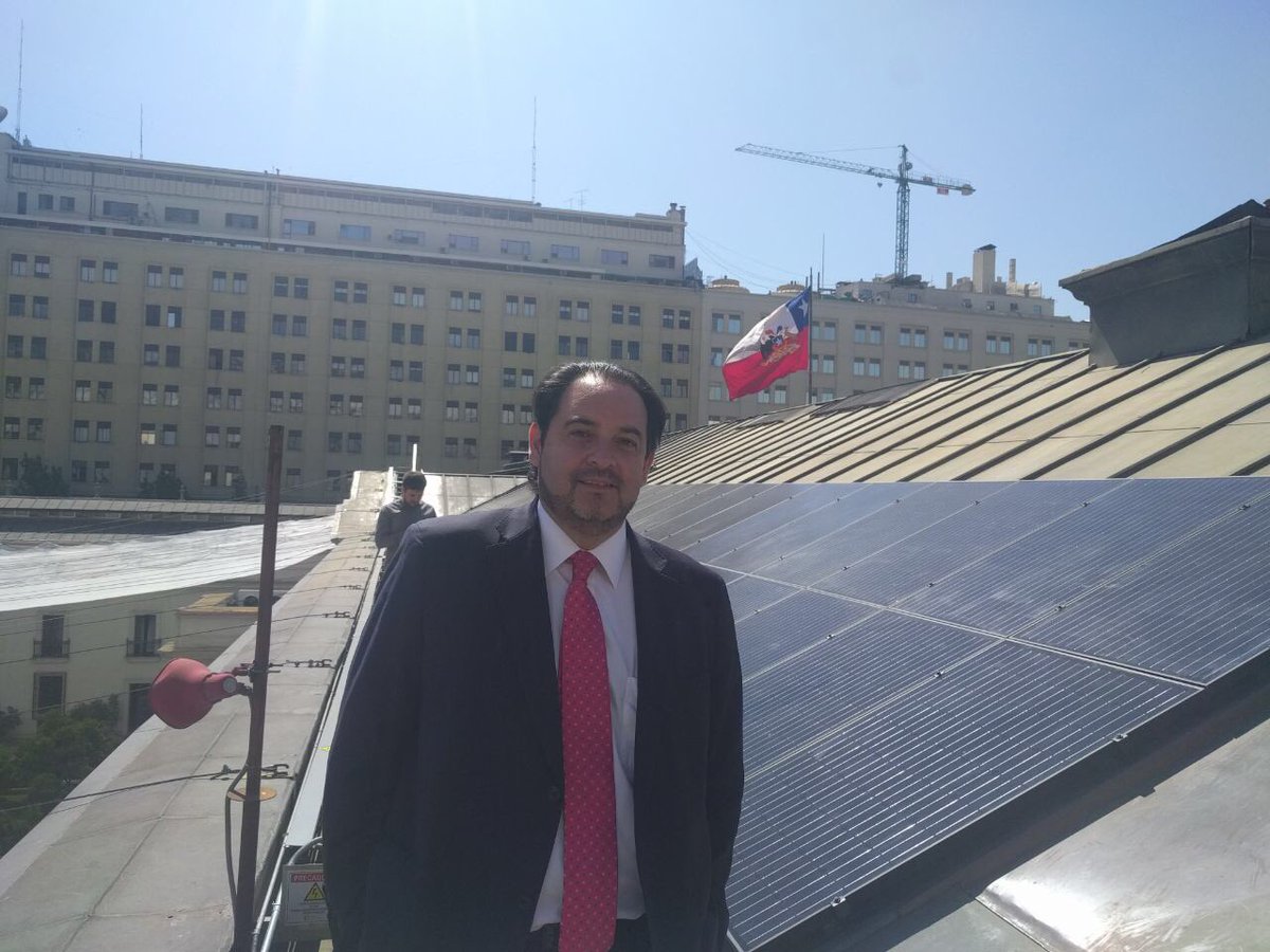 AndresReboll's tweet photo. Hoy Inauguramos La Moneda Paneles Fotovoltaicos(30Kw).Un símbolo de la #RevoluciónEnergética de 🇨🇱 durante Gob. Pdta @mbachelet 
La energía ☀️ se ha multiplicado por 200 en la matriz⚡️, 72 nuevas plantas, 13 en construcción, 24 en el SEIA, al 2050 hasta 50% ⚡️ sería☀️ https://t.co/LovImHxb7P