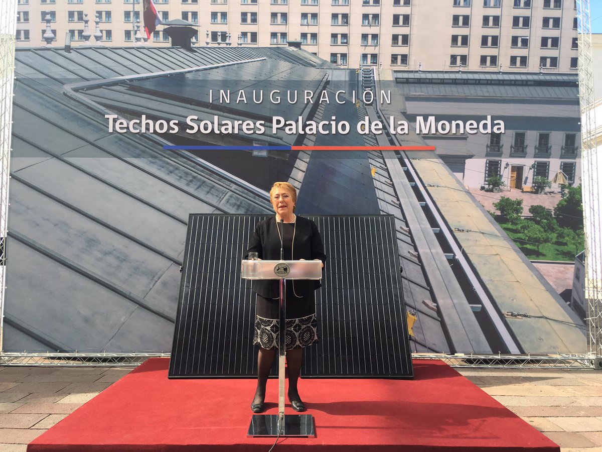 AndresReboll's tweet photo. Hoy Inauguramos La Moneda Paneles Fotovoltaicos(30Kw).Un símbolo de la #RevoluciónEnergética de 🇨🇱 durante Gob. Pdta @mbachelet 
La energía ☀️ se ha multiplicado por 200 en la matriz⚡️, 72 nuevas plantas, 13 en construcción, 24 en el SEIA, al 2050 hasta 50% ⚡️ sería☀️ https://t.co/LovImHxb7P