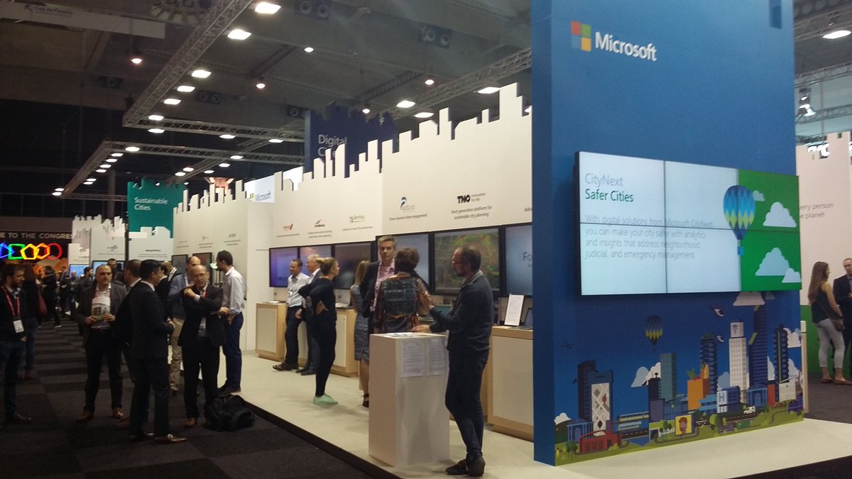 #SmartCity | Visitando los diversos stands de países, ciudades y empresas referentes en Smart City. Siempre cogiendo ideas y abriendo la mente a las novedades del mercado.   #SCEWC17 #TorrentSmartCity