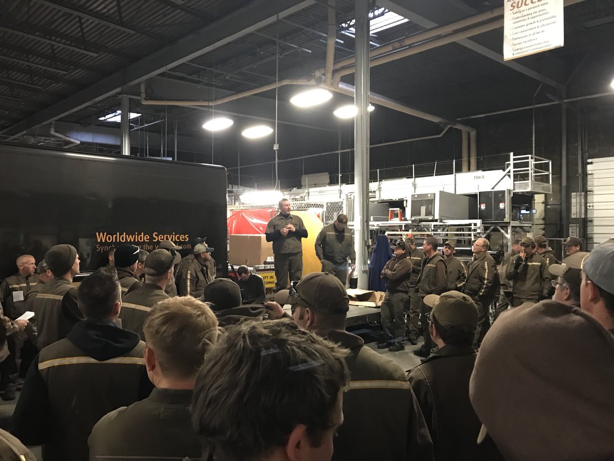 Willrayz's tweet photo. @paulevansups @NesSeman9 @jevonnwiberg PCM Friday! Driver stressing the importance of safety this peak season. #GrowthFriday https://t.co/ZIF8LapLCa