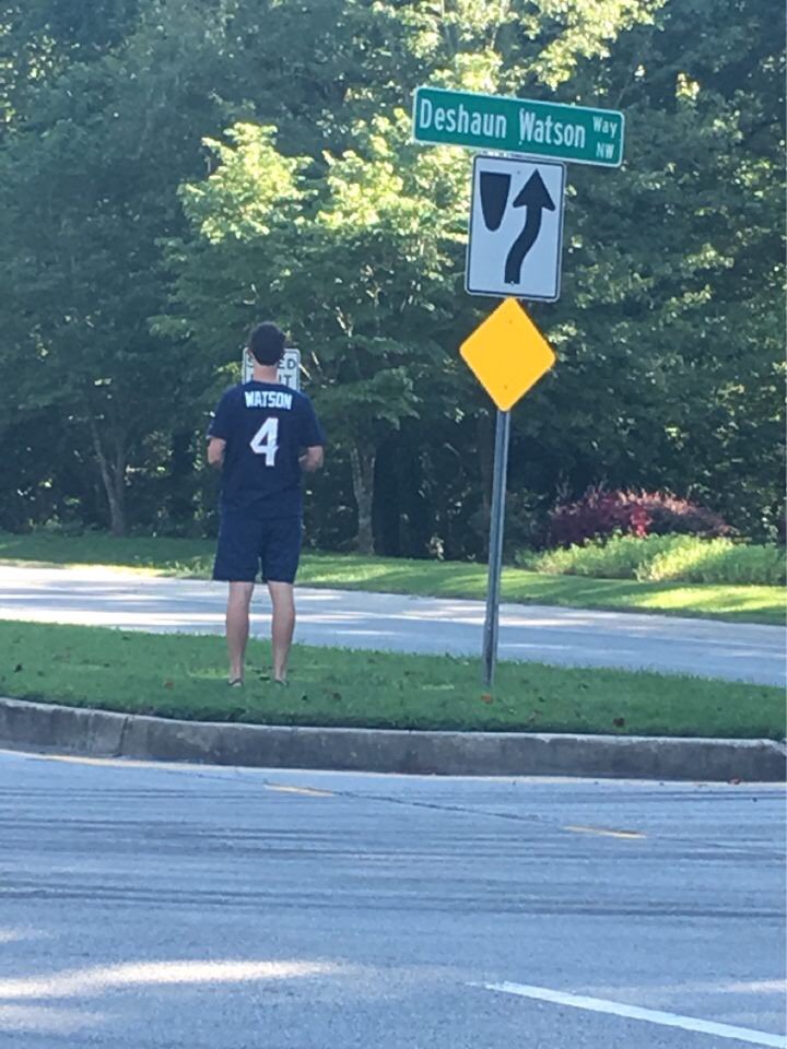 sambrunson96's tweet photo. I made my friends drive way out of our way to get this picture #bestdecisonever #theydidntmind @deshaunwatson https://t.co/6Ca7oAJC6t