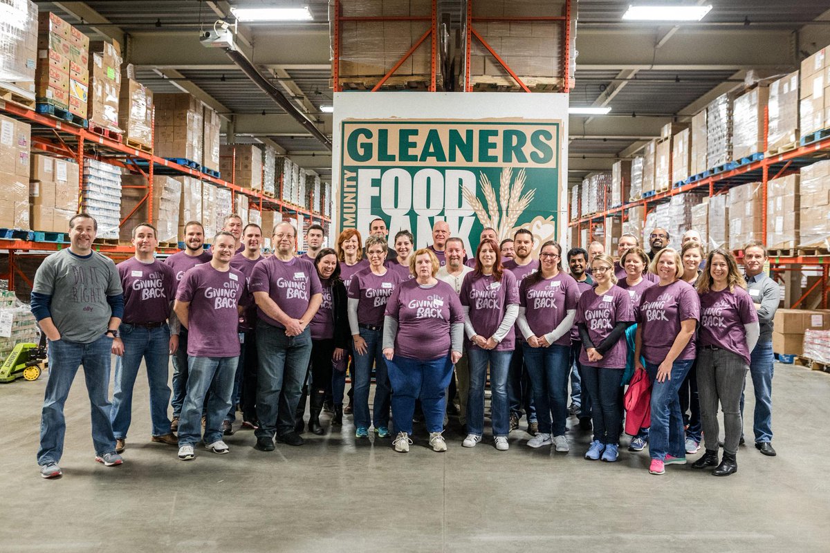 allyfinancial's tweet photo. Ally employees in Detroit showed how they #DoItRight during Giving Back Month by spending the day volunteering at the @Gleaners Community Food Bank. #DoGivingRight https://t.co/Rb4WQwiO79