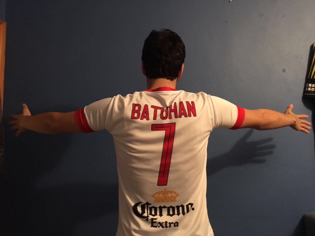 EtilerUnited's tweet photo. Kaptan Batuhan takıma yeni katılan daha iyi bir forvetle selamlaşırken. #BY7 #EtilerUnited #BlackRed ⚫️🔴💥🤙🏿 @BatuhanYegen07 https://t.co/ukjphFGVvN