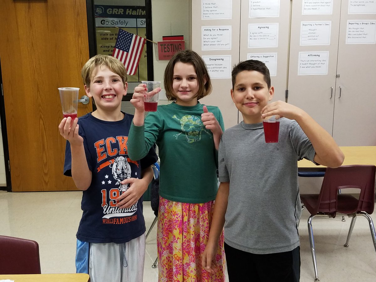 MelissaBiermann's tweet photo. We read about recycling blue jeans this week in our newspaper. Then we made   blueberry lemonaide! #essdexcels #esmsbestyearever #esmsimpact https://t.co/gDkoJmgD60