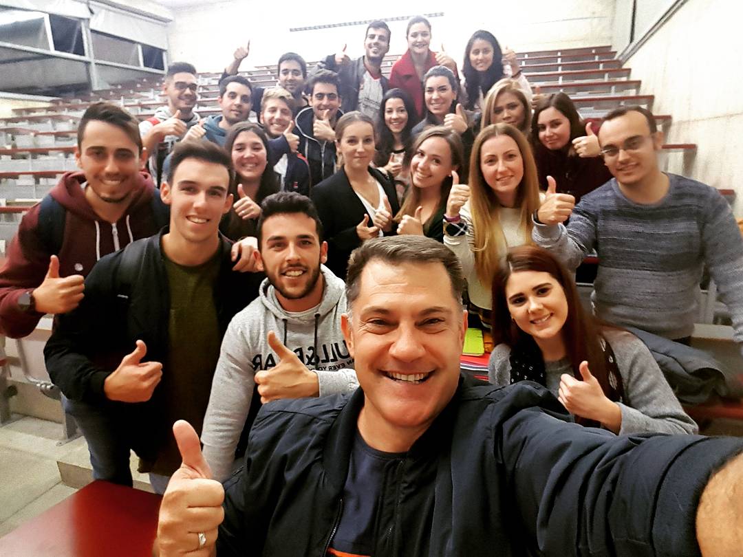 FranHernandezG's tweet photo. #Selfie con parte del alumnado de #4ADE DE la @UMU Tarde de viernes muy productiva. ¡Son el futuro!
#SPSS #InvestigaciónDeMercados https://t.co/QPMMtBTUgn