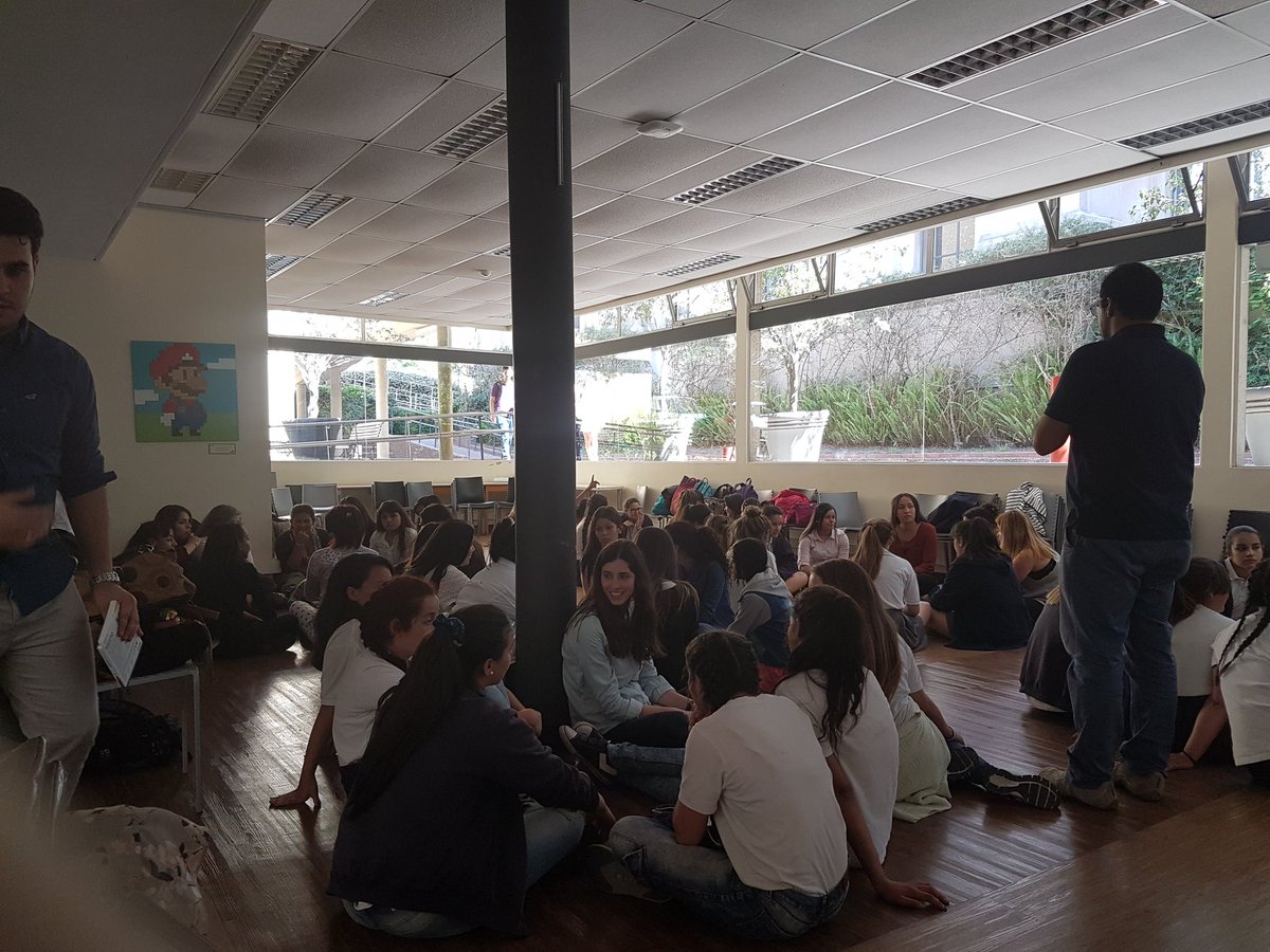 La plaza de encuentro a todo ritmo con WED Women's Entrepreneurship Day. En el Día Mundial de la Mujer Emprendedora. Foro Un camino a tu futuro. Con liceales de Jubilar, Fe y Alegría, Cadi y Providencia <a href="/UCUoficial/">Universidad Católica</a> <a href="/weduruguay/">WED Uruguay</a>