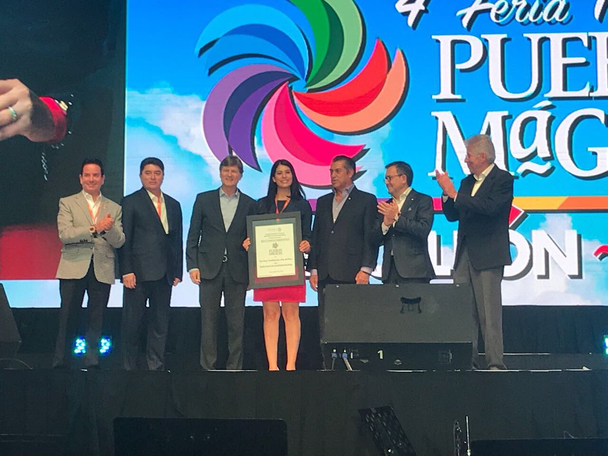 En la Feria de #PueblosMágicos, a nombre de #Teotihuacán recibe <a href="/loremarinm/">Lorena Marín</a> reconocimiento a las Mejores Prácticas de Sustentabilidad.