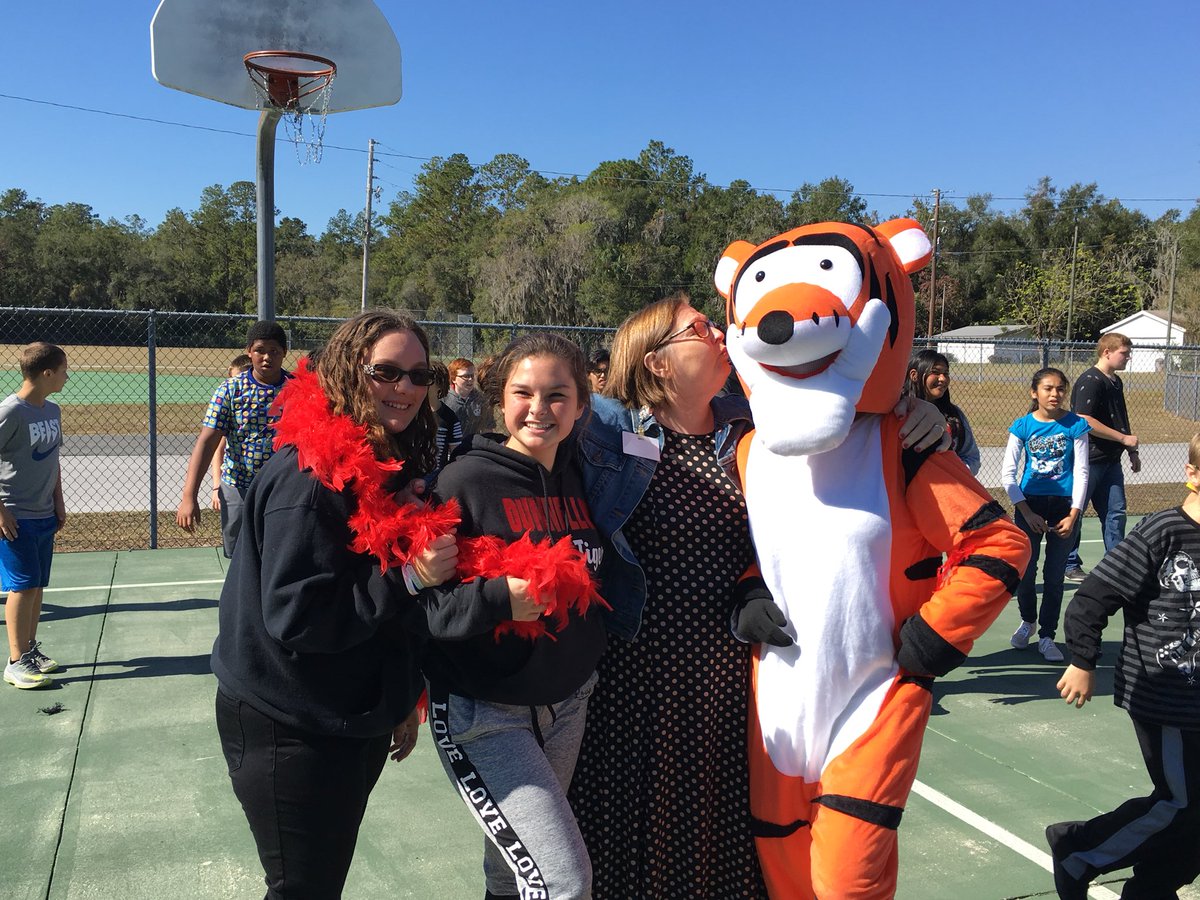 Tessa_Schirm's tweet photo. #DMSStuCo mascot &amp; face painters having a “ball” @ the @DMSTIGERTWEETS #ROARParty! https://t.co/XdHDjpPy0K