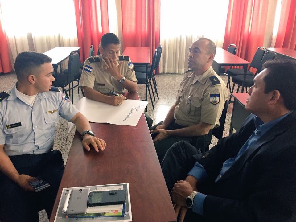 LabicHonduras's tweet photo. ¡Los participantes co-creando en una metodología de diseño de soluciones para resolver el “Desempleo Juvenil en Honduras” #HondurasInnova https://t.co/v2ANjp6Heg