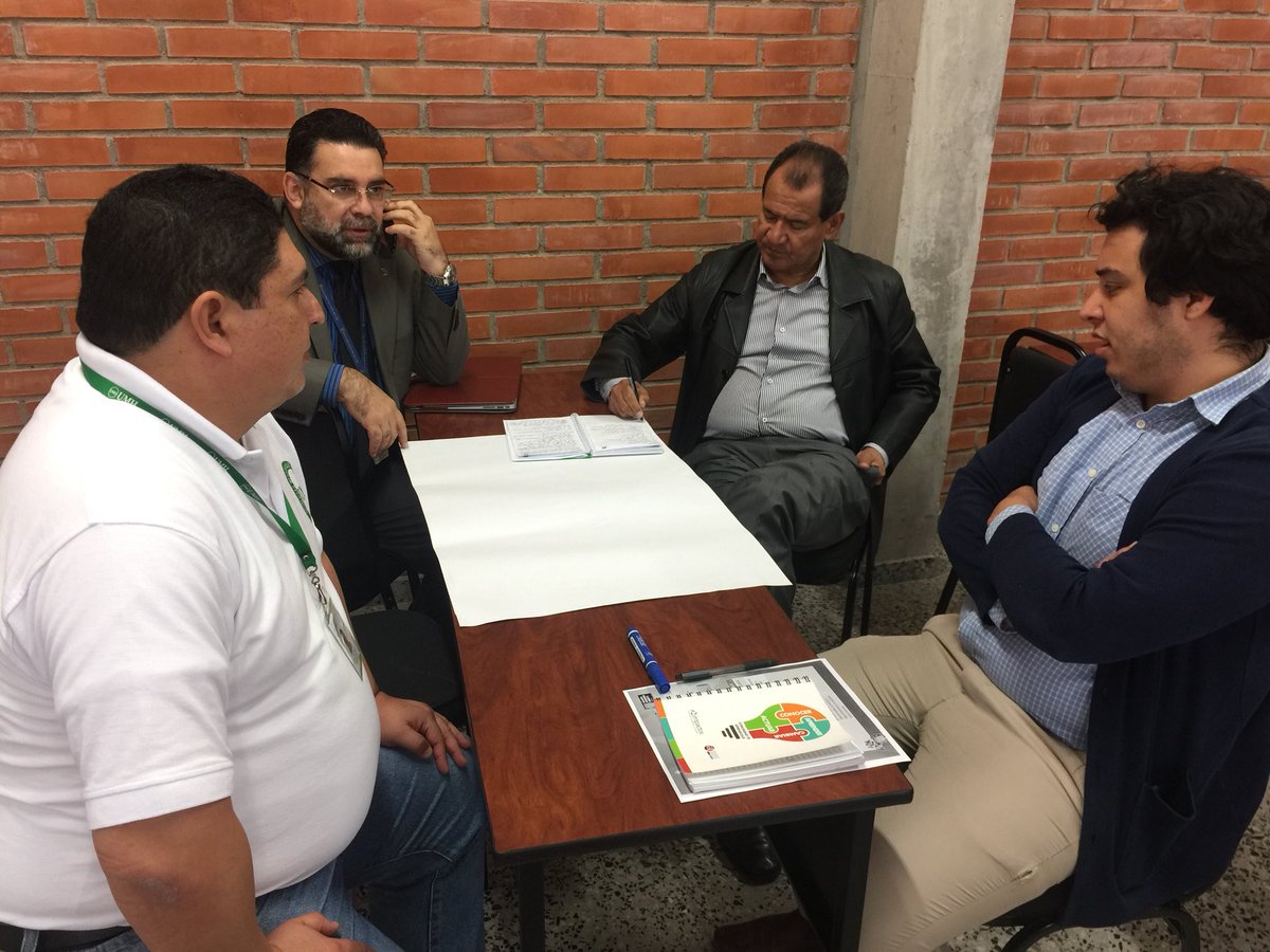 LabicHonduras's tweet photo. ¡Los participantes co-creando en una metodología de diseño de soluciones para resolver el “Desempleo Juvenil en Honduras” #HondurasInnova https://t.co/v2ANjp6Heg
