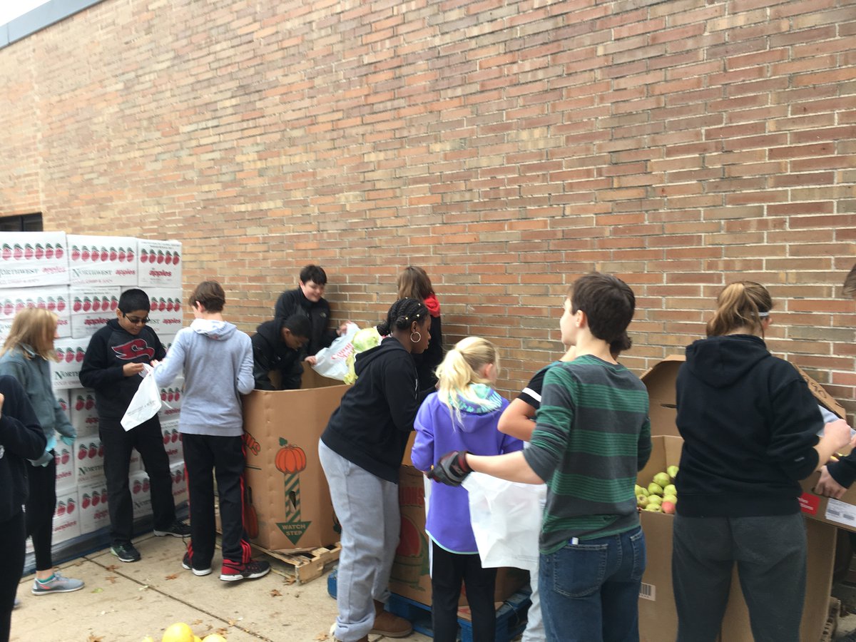 msethornburg's tweet photo. Partnering with The St. Louis Area Foodbank for Parkway’s first Mobile Market! @STLFoodbank @newsfromNEMS https://t.co/PzUujEW9sd
