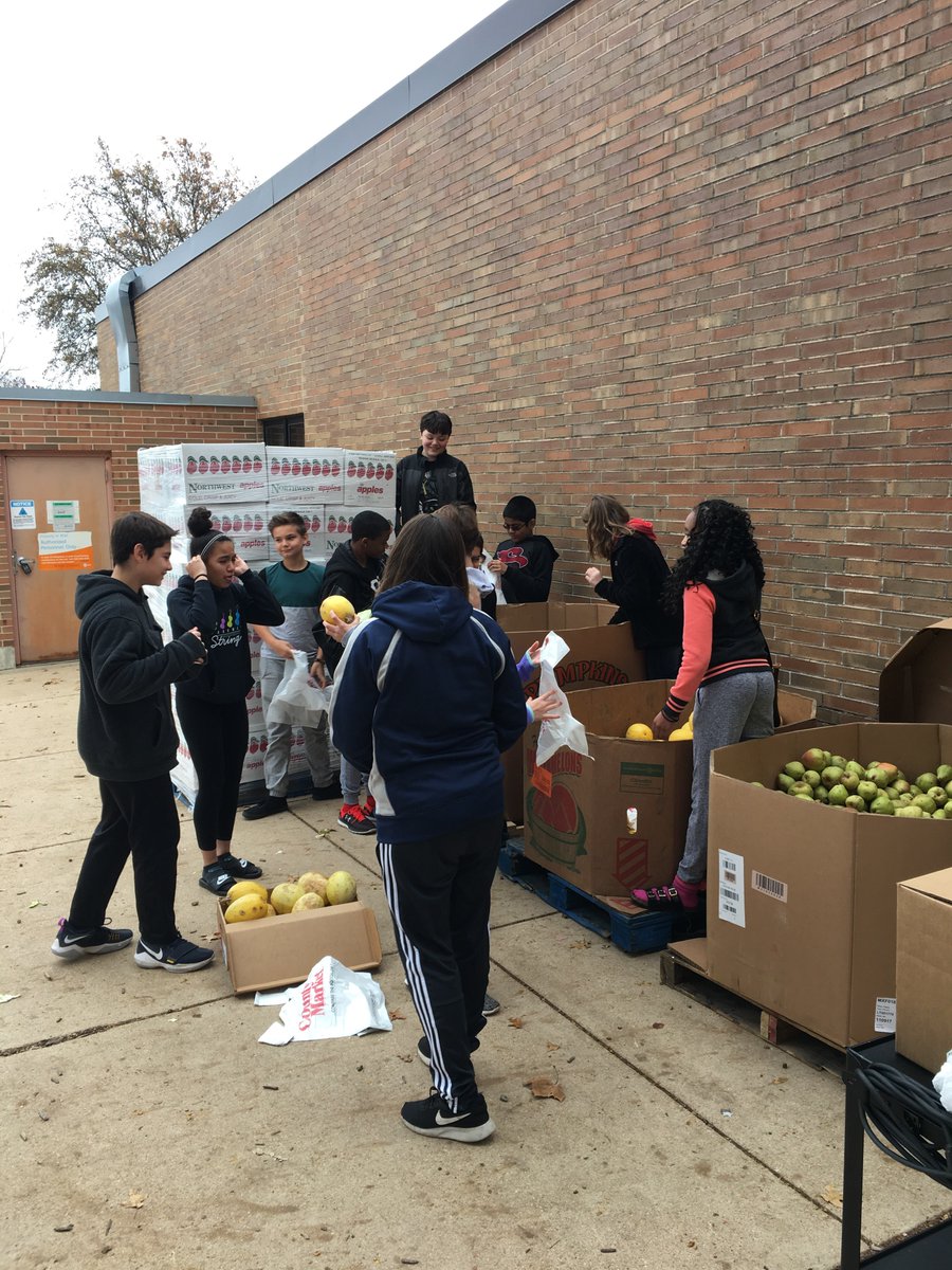 msethornburg's tweet photo. Partnering with The St. Louis Area Foodbank for Parkway’s first Mobile Market! @STLFoodbank @newsfromNEMS https://t.co/PzUujEW9sd
