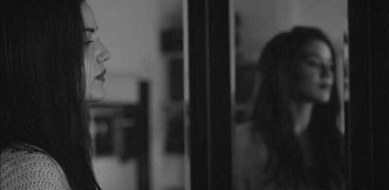 أبحث بين أنقاض عراقيتي
عن بقايا كلمات
فتات نجمٍ تحطم
و حلمٍ قد تهشم
ولا زلت افكر
كيف لي أجدها
كيف تنمو وتكبر
فلا بد إن ارفض
موتها
فوجدت تاريخها
في عقولنا
يغذيها
بدموع الذكريات
يرفض ذاك الممات
فسينبت الورد قريبآ
على جرح مقاتل
وصرخةِ يتيمٍ
سيحيا ما كان ميتآ فيها
و بجراحها لم يتأثر